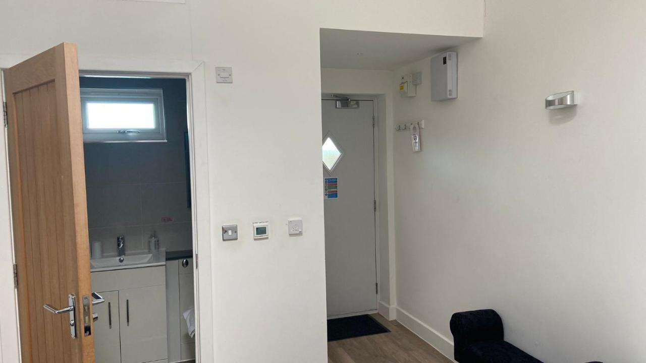 Deepcut Lodge Bed & Breakfast Self Service Camberley Dış mekan fotoğraf