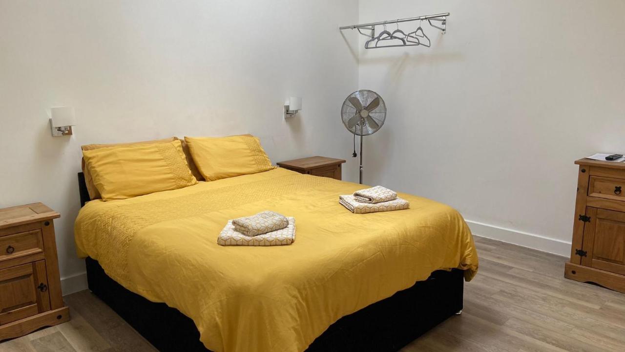 Deepcut Lodge Bed & Breakfast Self Service Camberley Dış mekan fotoğraf