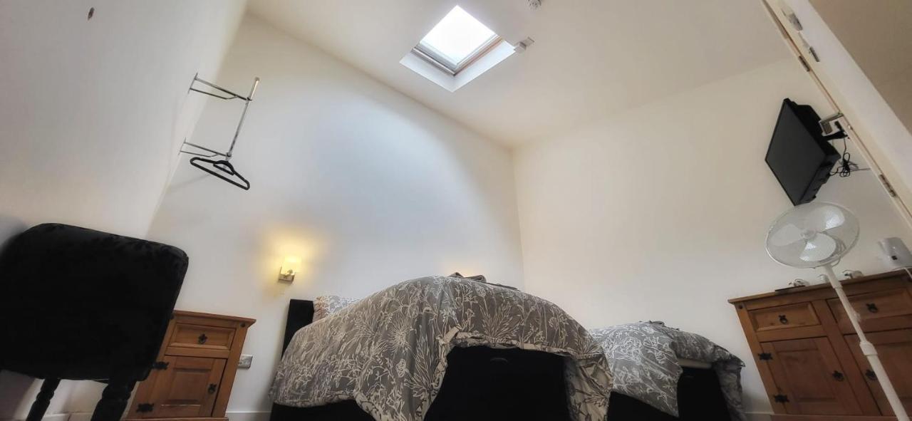 Deepcut Lodge Bed & Breakfast Self Service Camberley Dış mekan fotoğraf