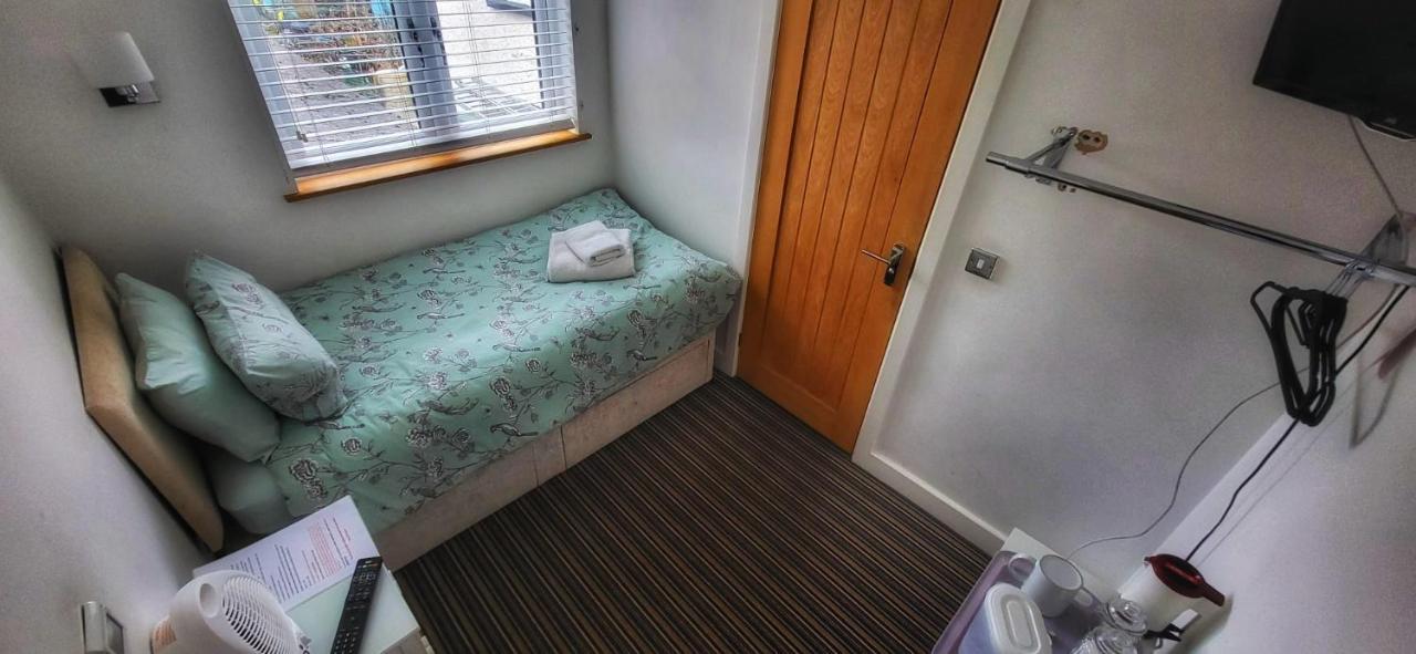Deepcut Lodge Bed & Breakfast Self Service Camberley Dış mekan fotoğraf