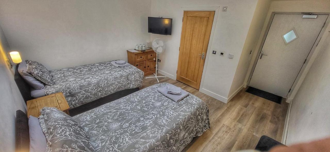 Deepcut Lodge Bed & Breakfast Self Service Camberley Dış mekan fotoğraf