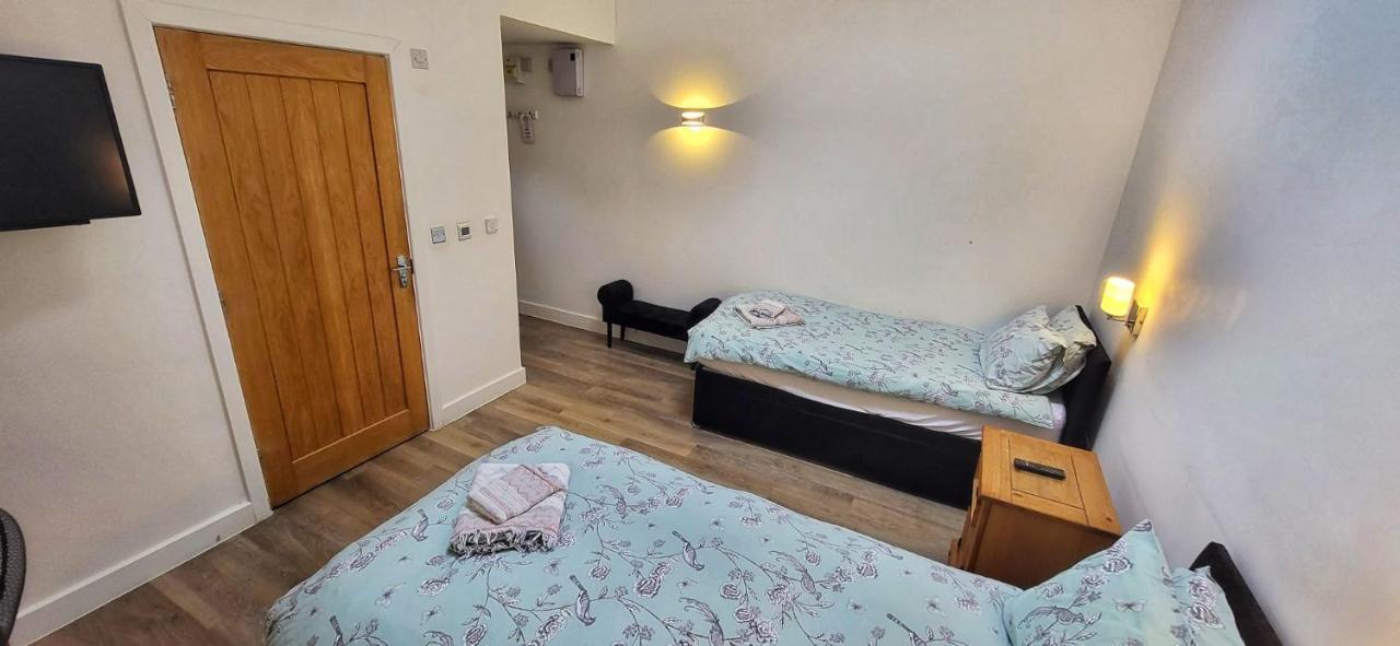 Deepcut Lodge Bed & Breakfast Self Service Camberley Dış mekan fotoğraf