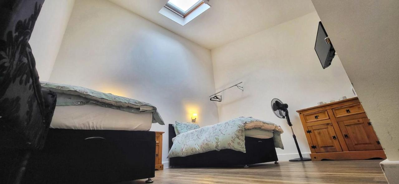 Deepcut Lodge Bed & Breakfast Self Service Camberley Dış mekan fotoğraf