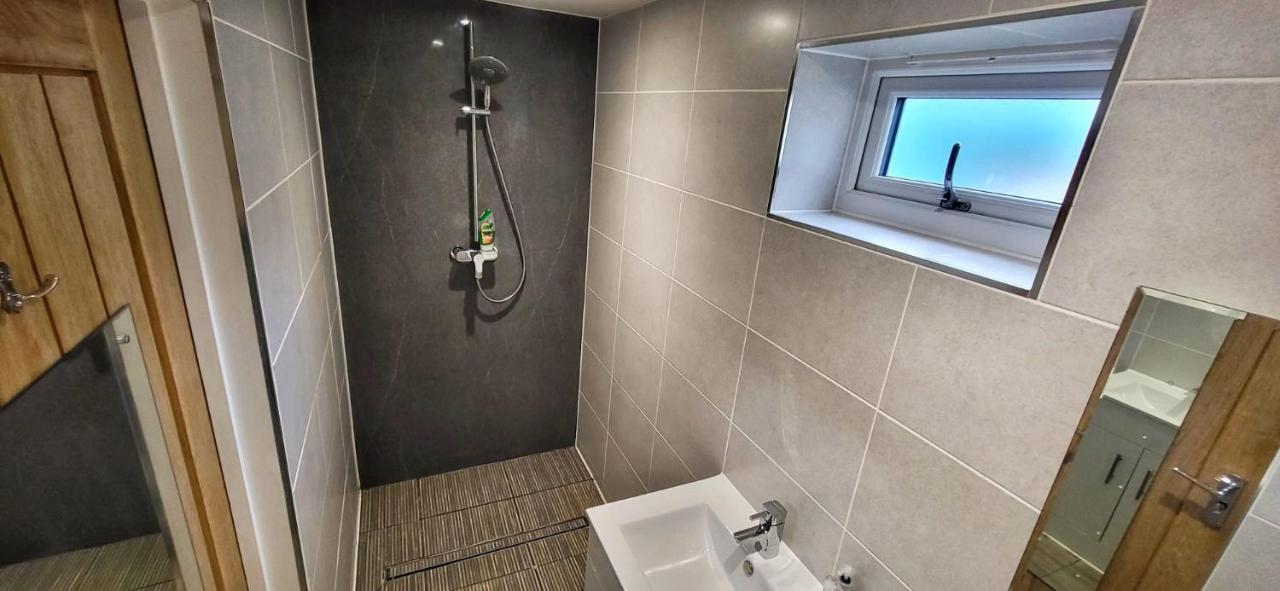 Deepcut Lodge Bed & Breakfast Self Service Camberley Dış mekan fotoğraf