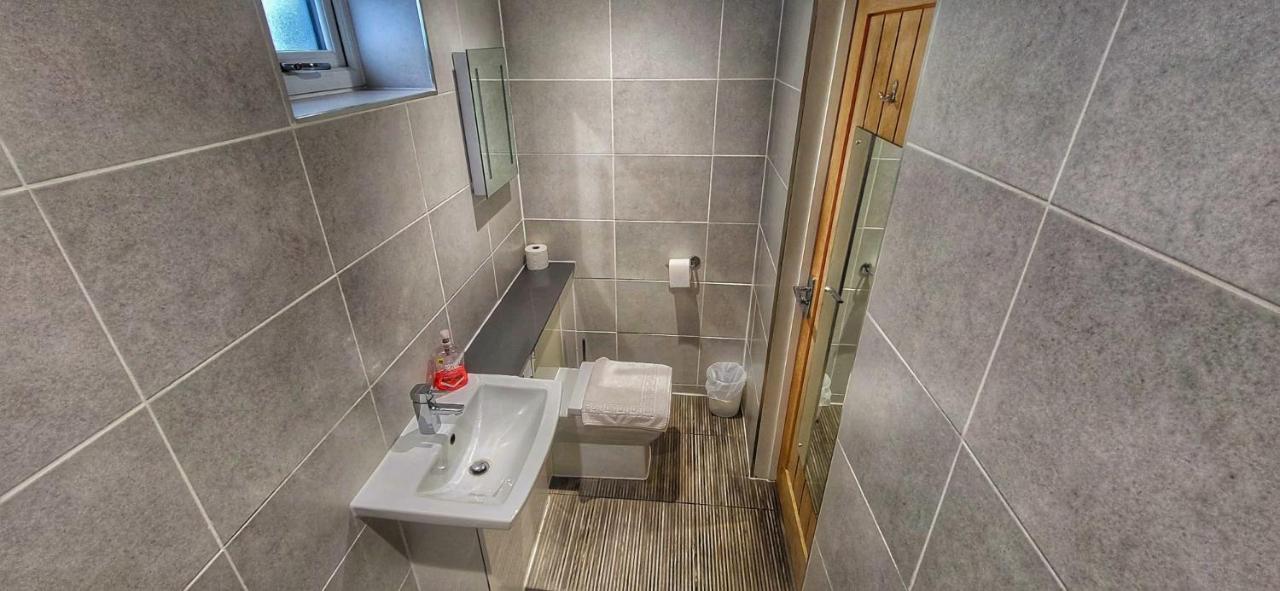 Deepcut Lodge Bed & Breakfast Self Service Camberley Dış mekan fotoğraf