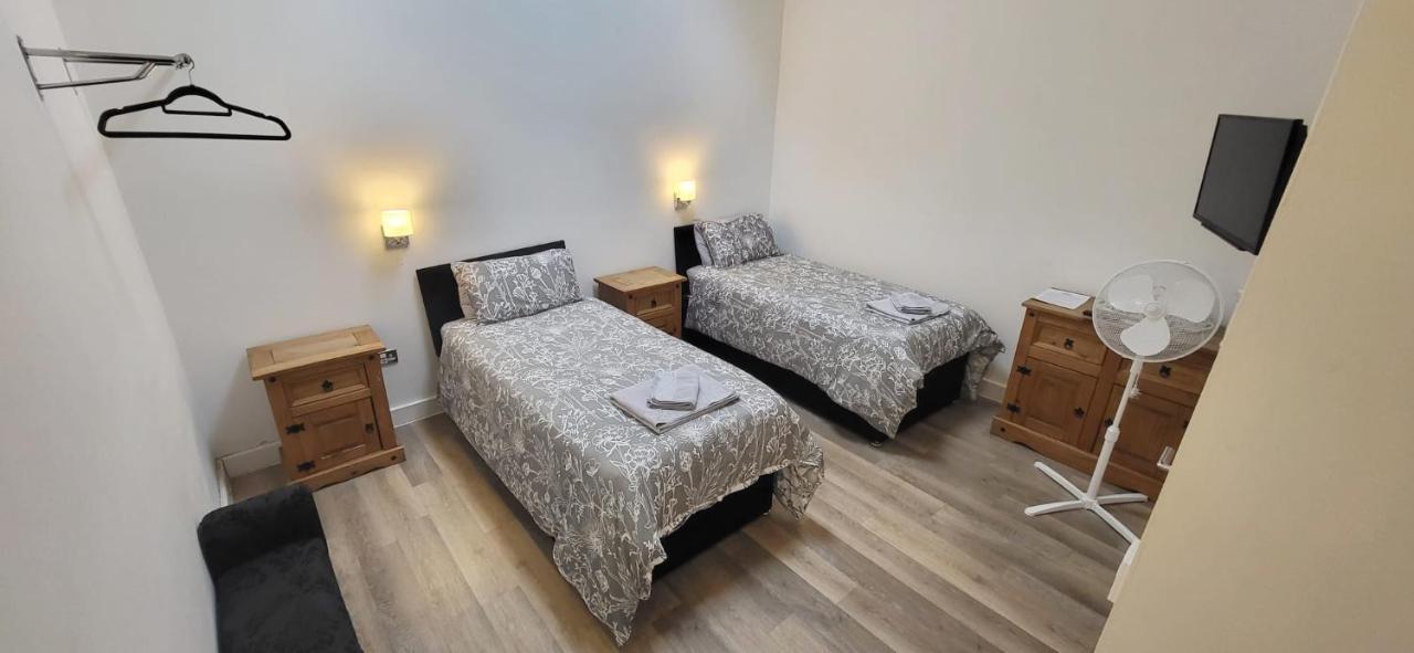 Deepcut Lodge Bed & Breakfast Self Service Camberley Dış mekan fotoğraf