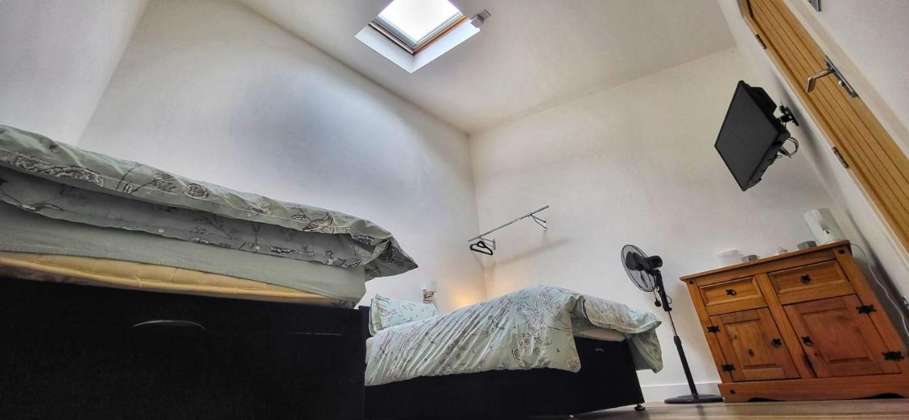 Deepcut Lodge Bed & Breakfast Self Service Camberley Dış mekan fotoğraf