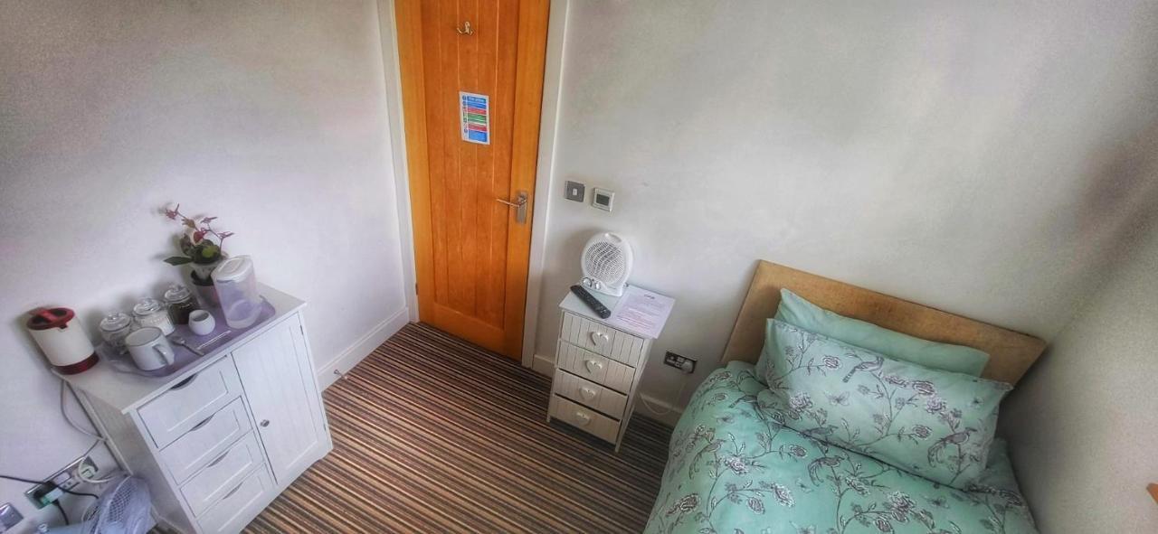Deepcut Lodge Bed & Breakfast Self Service Camberley Dış mekan fotoğraf
