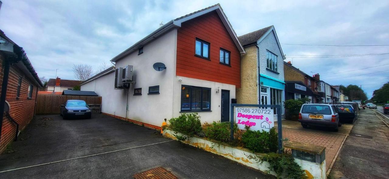Deepcut Lodge Bed & Breakfast Self Service Camberley Dış mekan fotoğraf