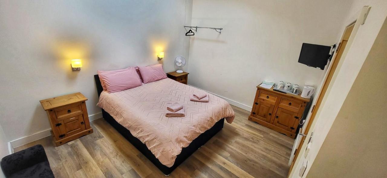 Deepcut Lodge Bed & Breakfast Self Service Camberley Dış mekan fotoğraf