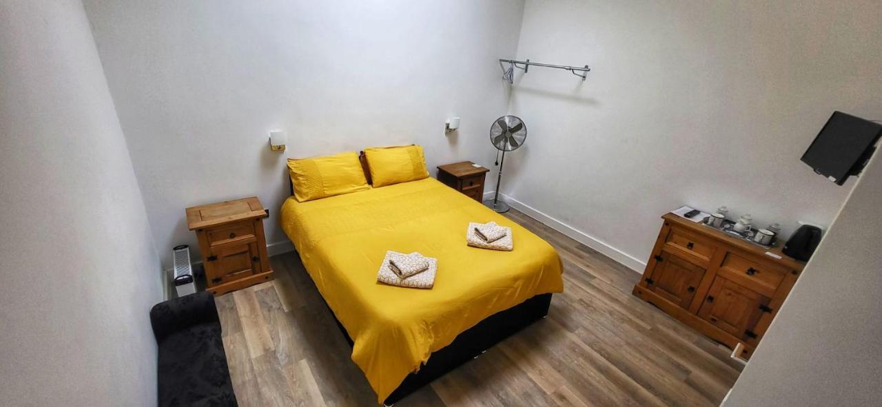 Deepcut Lodge Bed & Breakfast Self Service Camberley Dış mekan fotoğraf