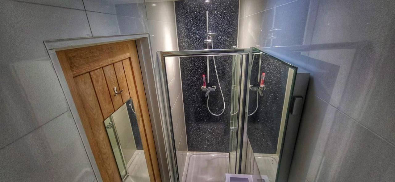 Deepcut Lodge Bed & Breakfast Self Service Camberley Dış mekan fotoğraf