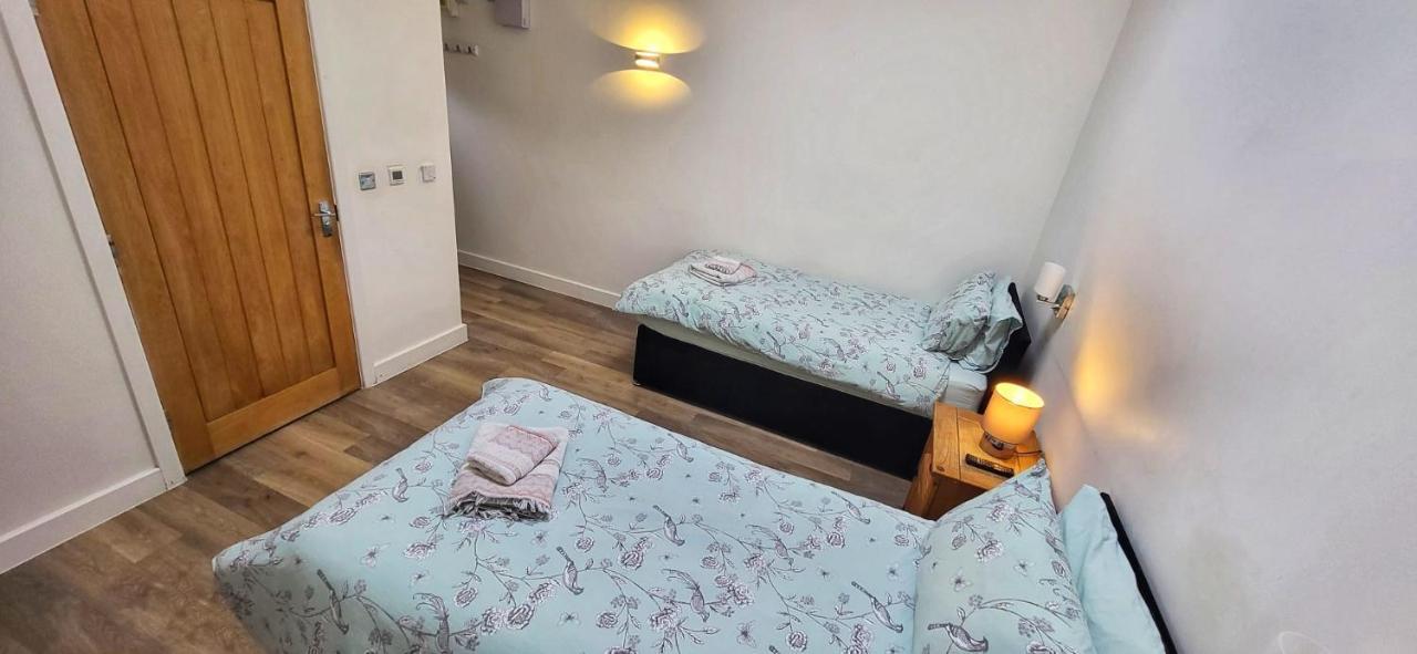 Deepcut Lodge Bed & Breakfast Self Service Camberley Dış mekan fotoğraf