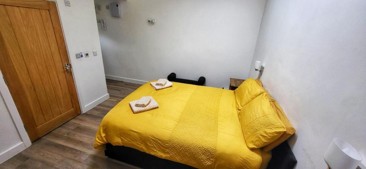 Deepcut Lodge Bed & Breakfast Self Service Camberley Dış mekan fotoğraf
