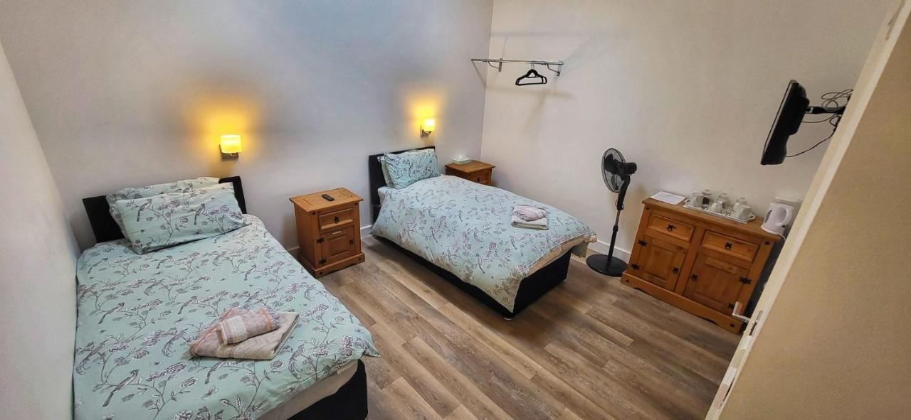 Deepcut Lodge Bed & Breakfast Self Service Camberley Dış mekan fotoğraf