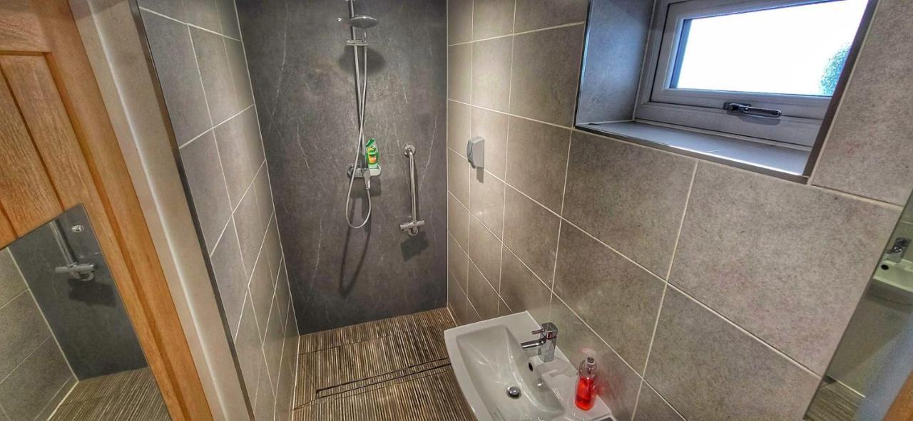 Deepcut Lodge Bed & Breakfast Self Service Camberley Dış mekan fotoğraf