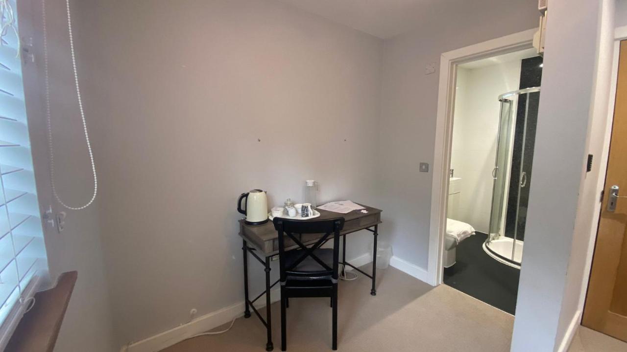 Deepcut Lodge Bed & Breakfast Self Service Camberley Dış mekan fotoğraf