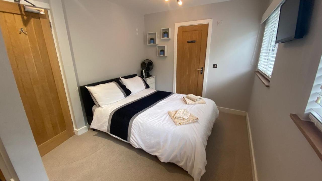 Deepcut Lodge Bed & Breakfast Self Service Camberley Dış mekan fotoğraf