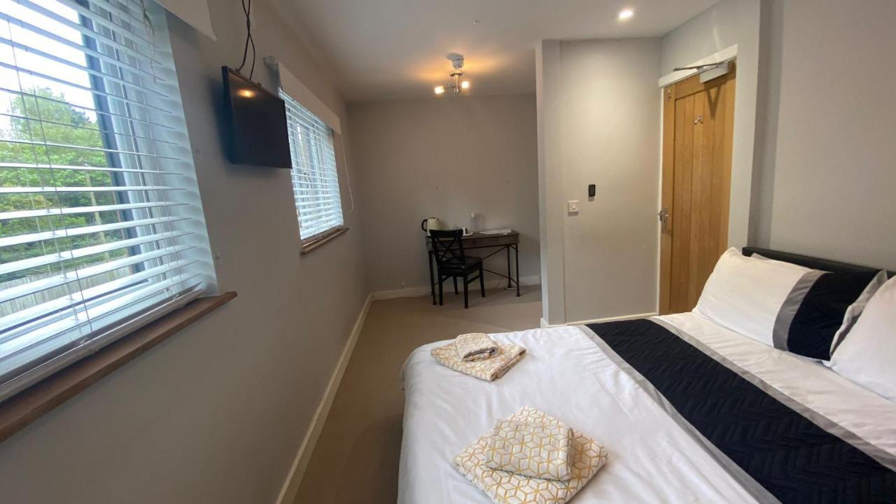 Deepcut Lodge Bed & Breakfast Self Service Camberley Dış mekan fotoğraf