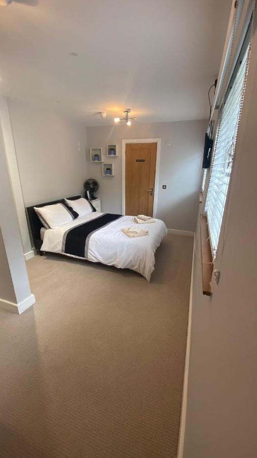Deepcut Lodge Bed & Breakfast Self Service Camberley Dış mekan fotoğraf