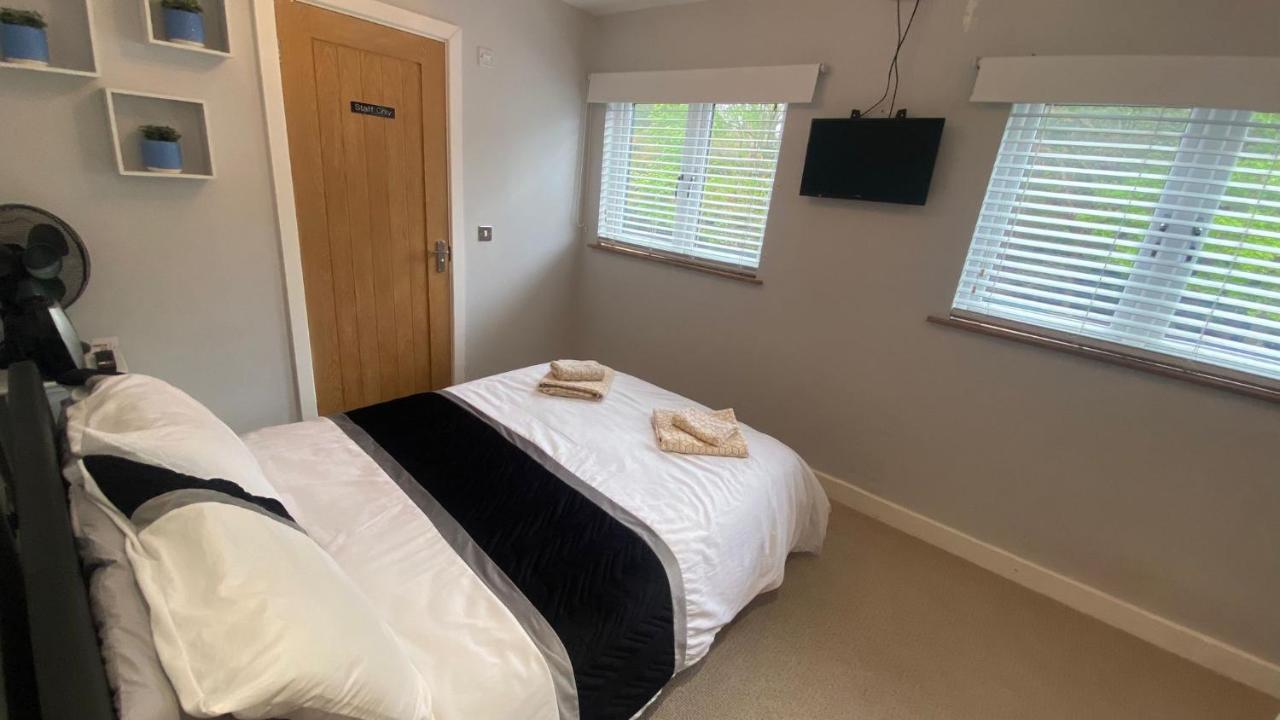 Deepcut Lodge Bed & Breakfast Self Service Camberley Dış mekan fotoğraf