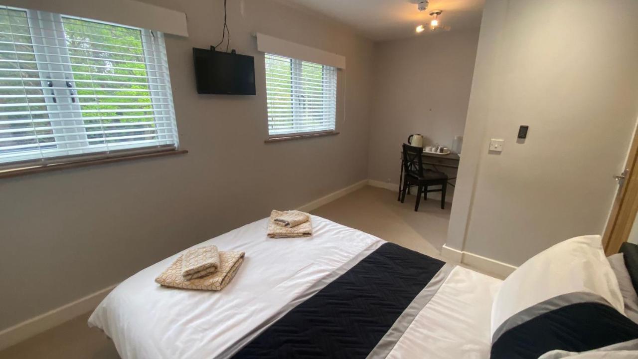 Deepcut Lodge Bed & Breakfast Self Service Camberley Dış mekan fotoğraf