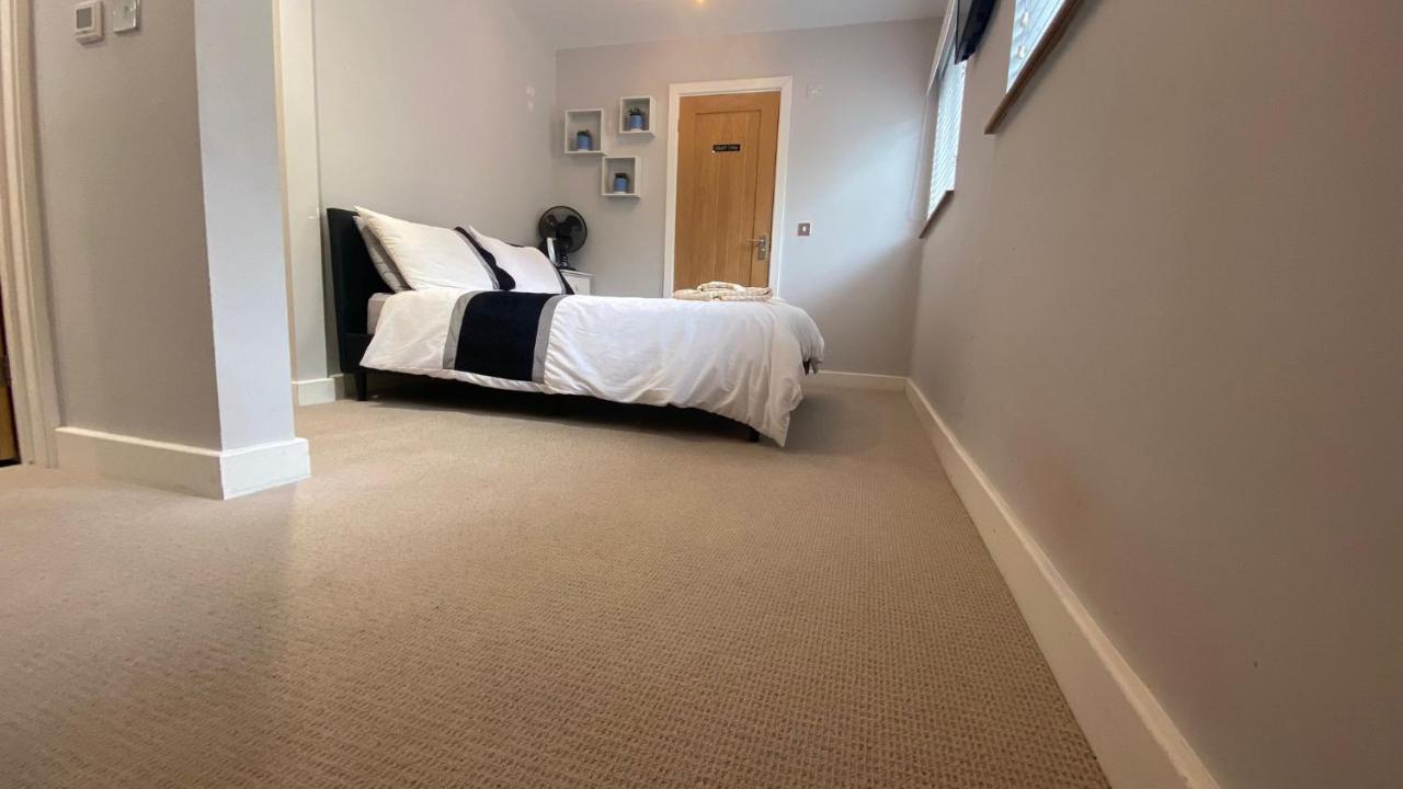 Deepcut Lodge Bed & Breakfast Self Service Camberley Dış mekan fotoğraf