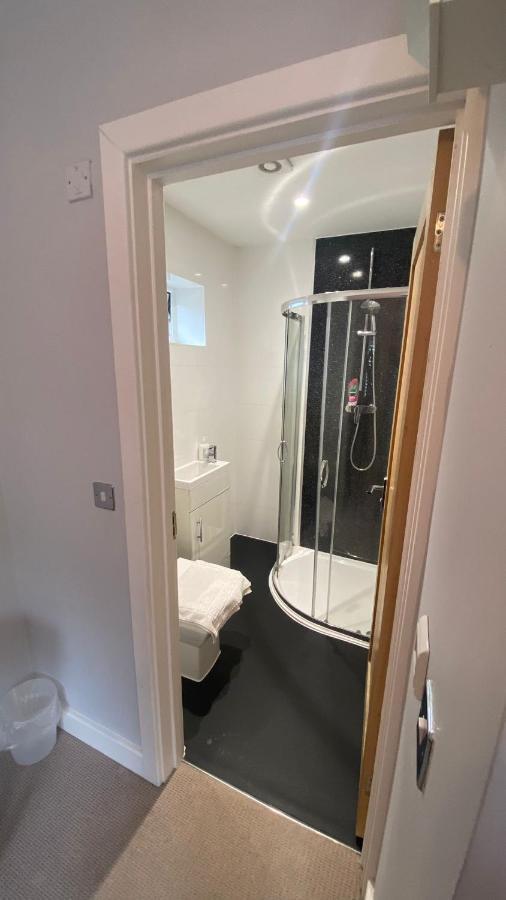Deepcut Lodge Bed & Breakfast Self Service Camberley Dış mekan fotoğraf